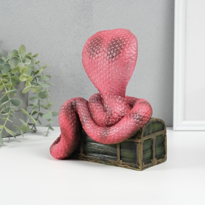 Новогодняя фигурка Новогодняя фигурка "Кобра на сундуке" 20 х 17 х 12 см, темно-розовый