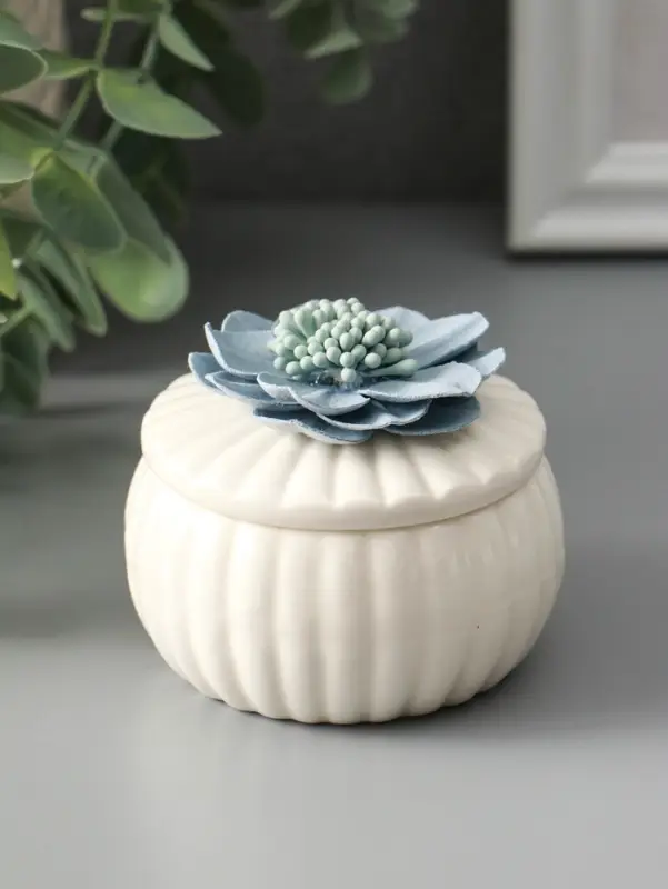 Шкатулка керамика "Голубой цветок" белая 7х7х6,5 см