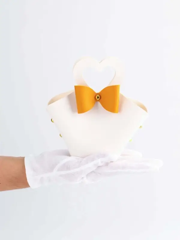 Кожаная подарочная сумочка для бижутерии и сувениров, белая с бантом, 10.5&times;5&times;6 см