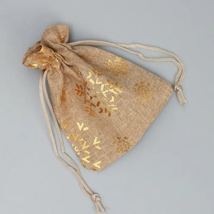 Мешочек подарочный холща &laquo;Золотые снежинки&raquo;, тиснение, 10 х 12 см +/- 1.5 см