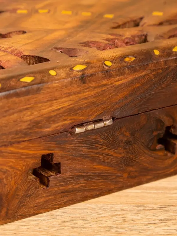 Шкатулка резная "Хранитель" 18х13х6 см, дерево шишам