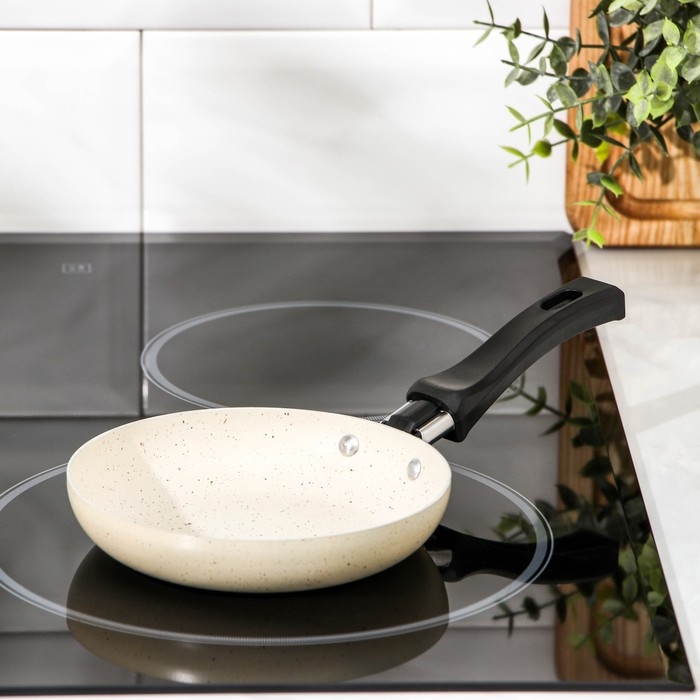 Сковорода «Стоун», d=14,3 см, пластиковая ручка, антипригарное покрытие, цвет бежевый Сковорода «Стоун», d=14,3 см, пластиковая ручка, антипригарное покрытие, цвет бежевый