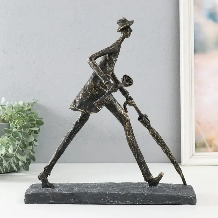 Фигурка полистоун &laquo;Человек с зонтом. На свидание&raquo; под металл, 31.7&times;12&times;34.4 см