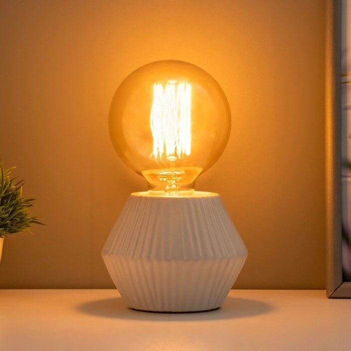 Настольная лампа Настольная лампа "Брис" 1х40Вт Е14 провод-1,6м белый 11,5х11,5х9см