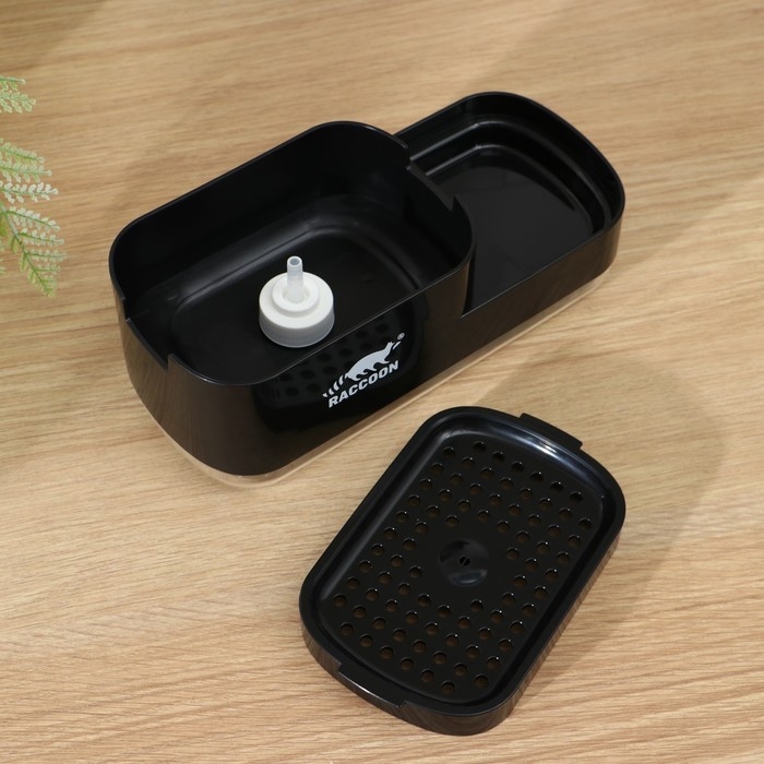 Дозатор для моющего средства с подставкой для губки Raccoon, 550 мл, губка в комплекте, цвет чёрный Дозатор для моющего средства с подставкой для губки Raccoon, 550 мл, губка в комплекте, цвет чёрный