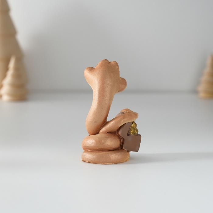 Сувенир полистоун Сувенир полистоун "Змейка с сундуком/мешком" МИКС 3,5х3,5х6,5 см