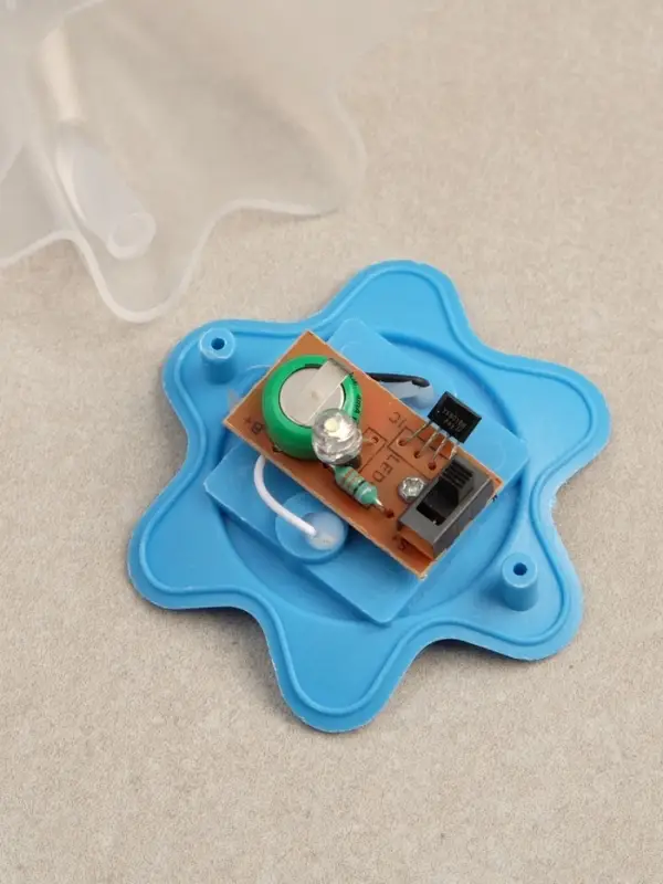 Садовый светильник &laquo;Цветок голубой&raquo;, уличный, на солнечной батарее, 6&times;29&times;6 см, 1 LED, свечение белое