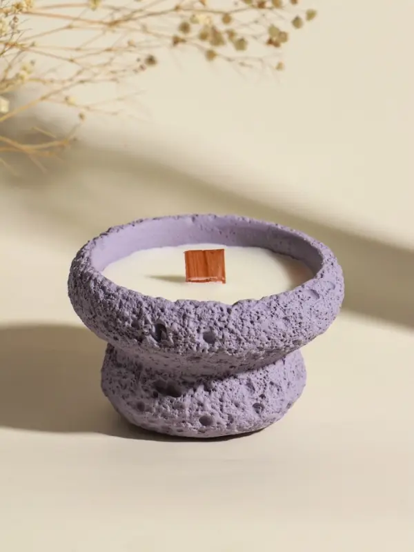 Свеча в вулканическом подсвечнике "Чаша" деревянный фитиль, сиреневая 9,3х9,3х5,5 см