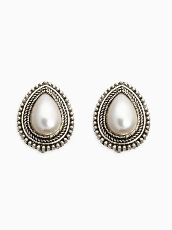 Клипсы &laquo;Грейс&raquo;, капля в огранке, белая в чернёном серебре