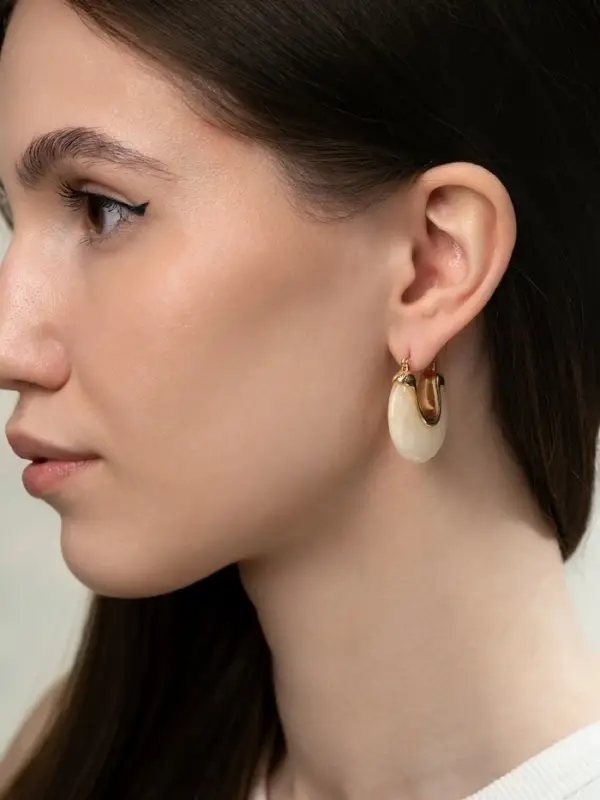 Серьги большие &laquo;Стиль. Подкова&raquo;, акрил, белые в золоте