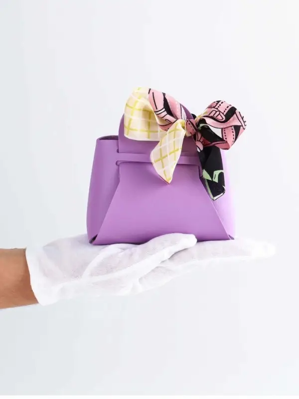 Кожанная подарочная сумочка 13 х12 х 5,5 см сиреневая Кожанная подарочная сумочка 13 х12 х 5,5 см сиреневая