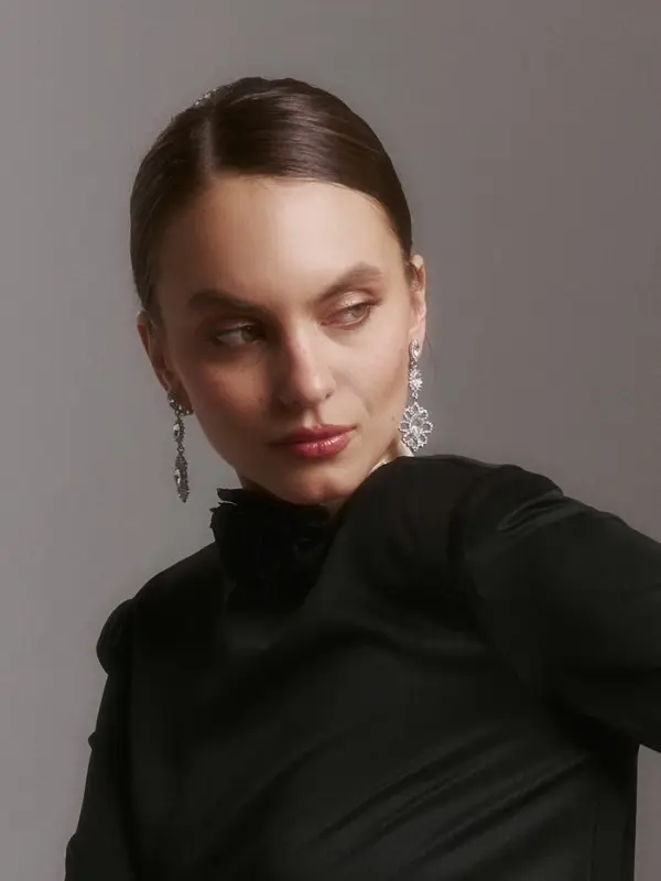 Серьги клипсы для ушей висячие со стразами QF &laquo;Ажур&raquo;, белые в серебре