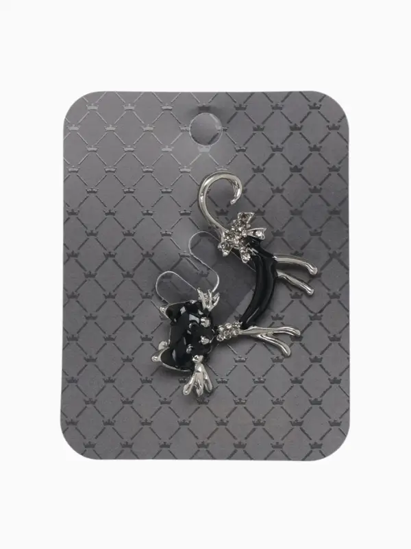 Брошь &laquo;Кошка&raquo;, кокетливая с бантом, чёрная в чернёном серебре