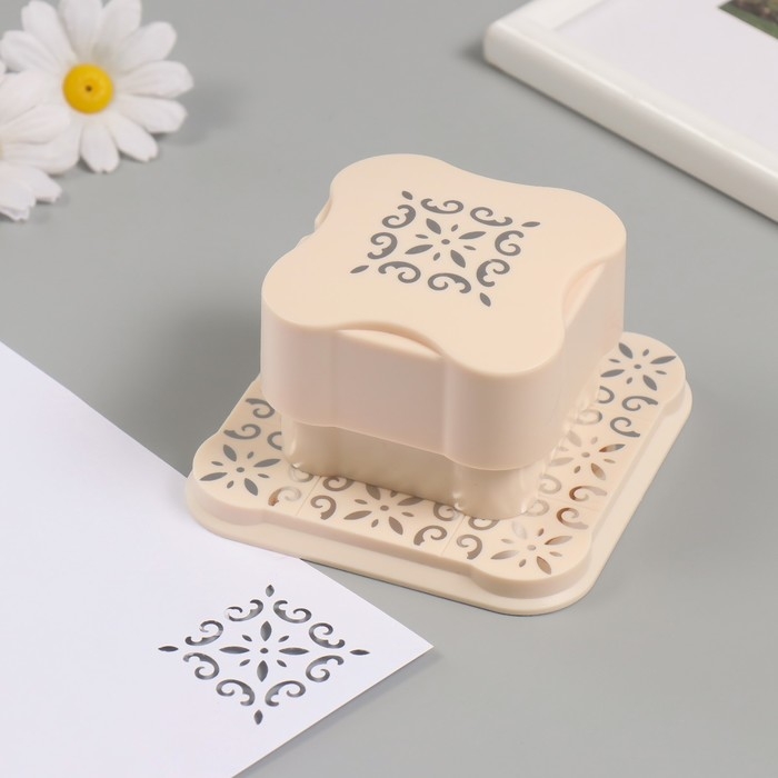 Дырокол фигурный рисунок 3,8х3,8 см Дырокол фигурный рисунок 3,8х3,8 см "Снежинка" 6.1х6,1х4,1 см