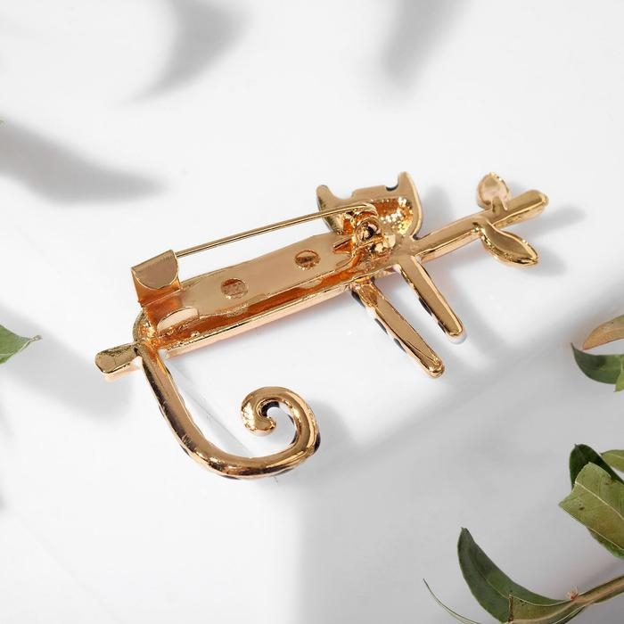 Брошь «Кошка» тропическая на ветке, цветная в золоте Брошь «Кошка» тропическая на ветке, цветная в золоте