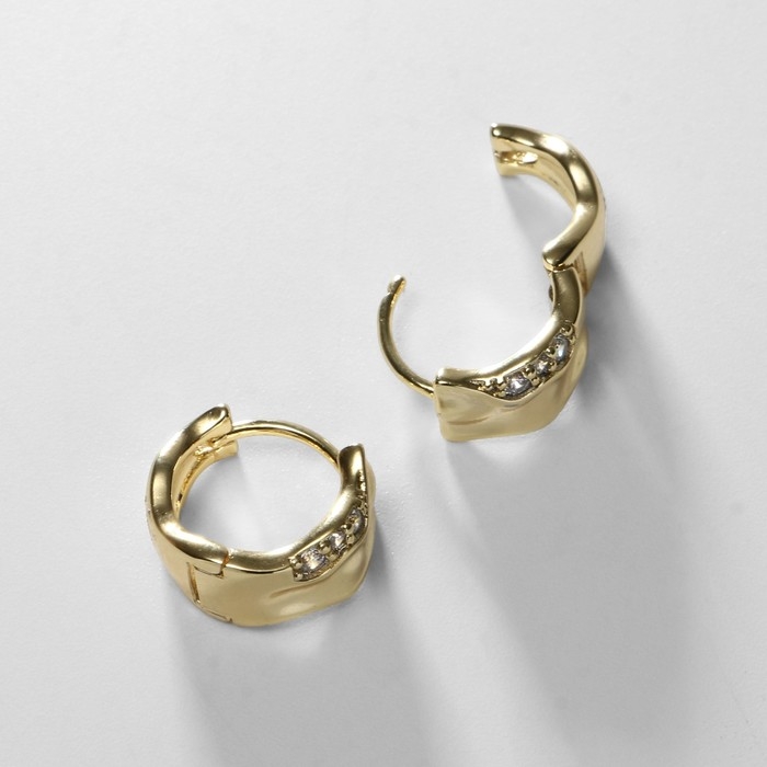 Серьги-кольца XUPING завитки, цвет белый в золоте, d=1,4 см Серьги-кольца XUPING завитки, цвет белый в золоте, d=1,4 см