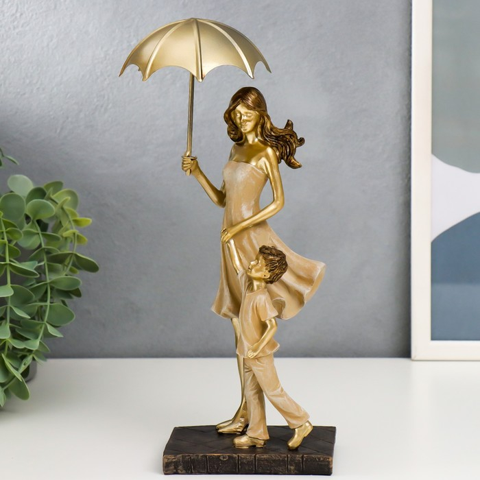 Сувенир полистоун "Мама с сыном на прогулке под зонтом" бежевый 28х11х8 см