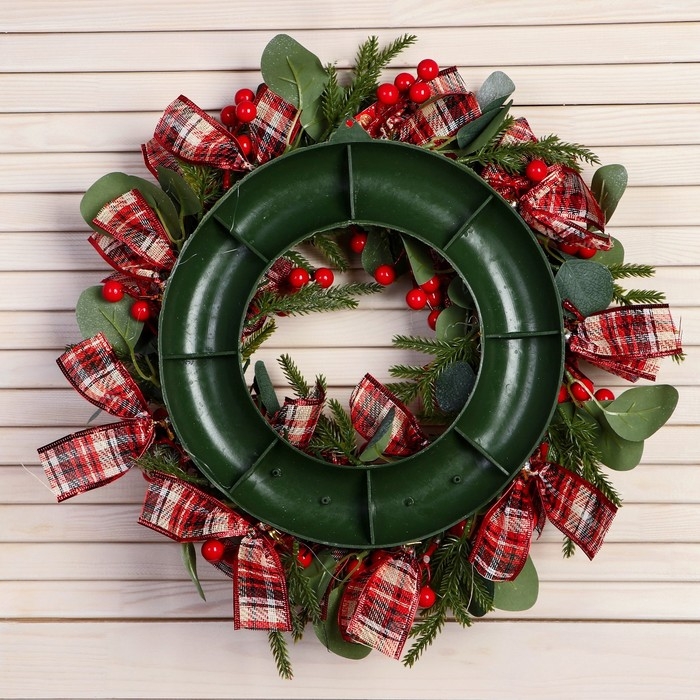 Венок новогодний d- 35 см  Венок новогодний d- 35 см "Уютная сказка" клетчатые ленты ягоды матовые листья
