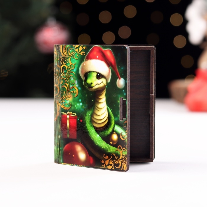 Новый год. Деревянный конверт для денег с символом года № 4  Новый год. Деревянный конверт для денег с символом года № 4 "Зеленый, змея с подарком", 9,8х8,5х2 см