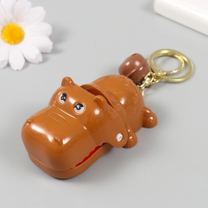 Брелок пластик с карабином "Бегемот-зубастик" закрывается при нажатии на зуб 5,5х7,5х4,5 см   104989