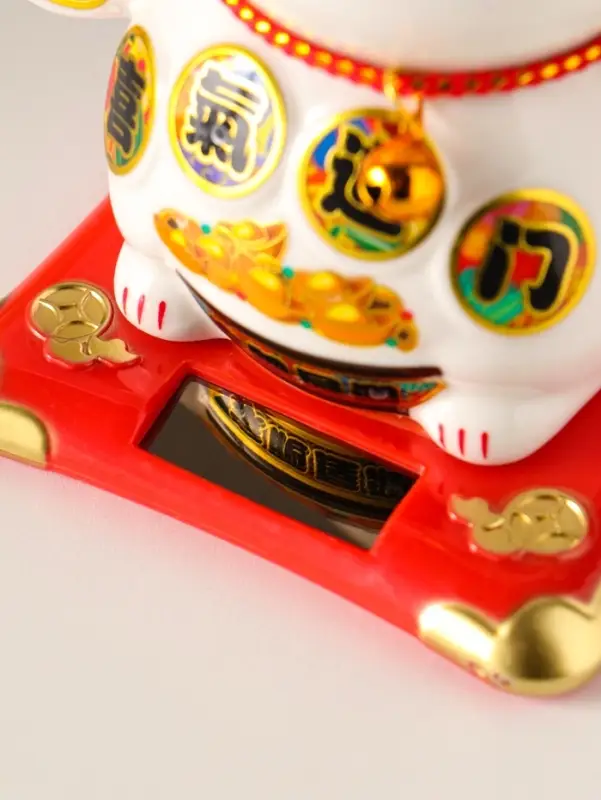 Маятник керамика от солнечной батареи "Манэки-нэко с золотыми слитками" 10х11х10,8 см