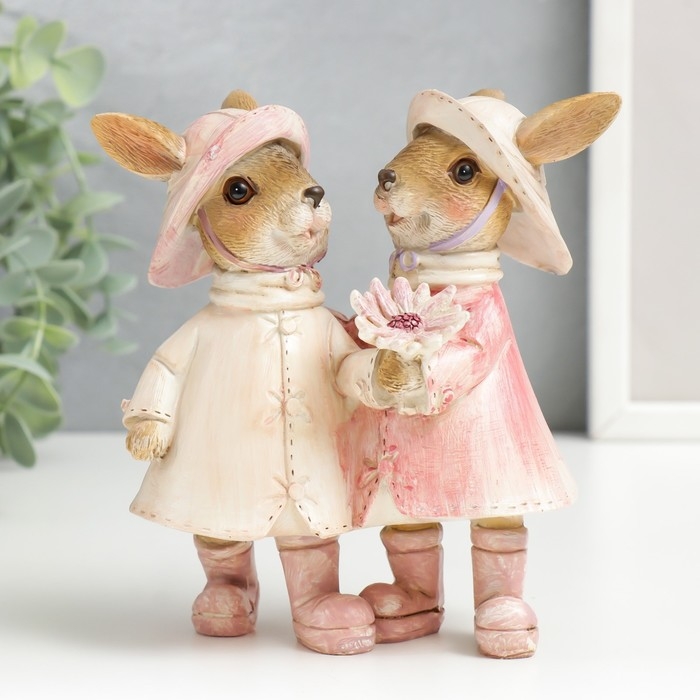 Сувенир полистоун Сувенир полистоун "Зайчики в шляпках и дождевиках, с цветком" 13,5х8х13 см