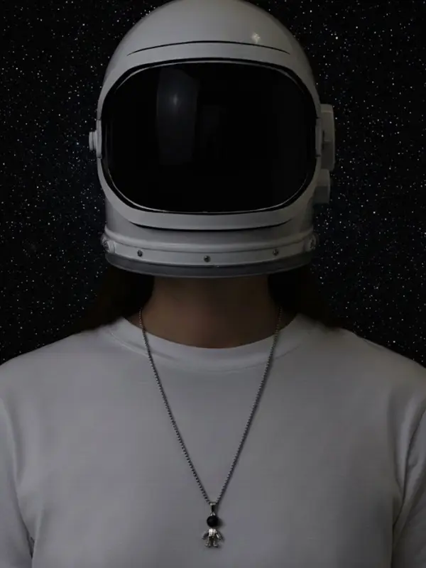 Кулон &laquo;Космонавт&raquo;, человечек, чёрный в серебре, 70 см