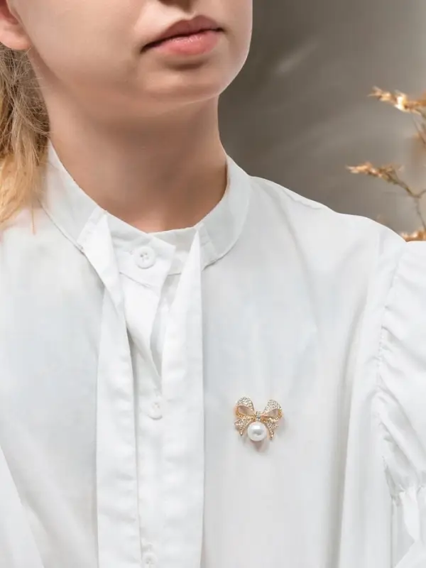 Брошь &laquo;Жемчужинка&raquo;, классический бантик, белая в золоте