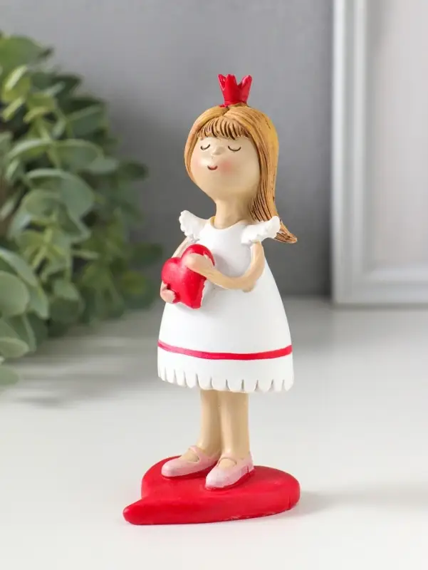 Сувенир полистоун "Маленькая принцесса с алым сердцем" 5х5,5х13 см