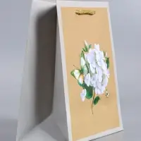 Пакет подарочный ламинированный &laquo;Белая гортензия&raquo;, серо - бежевый, 18&times;22.3&times;10 см