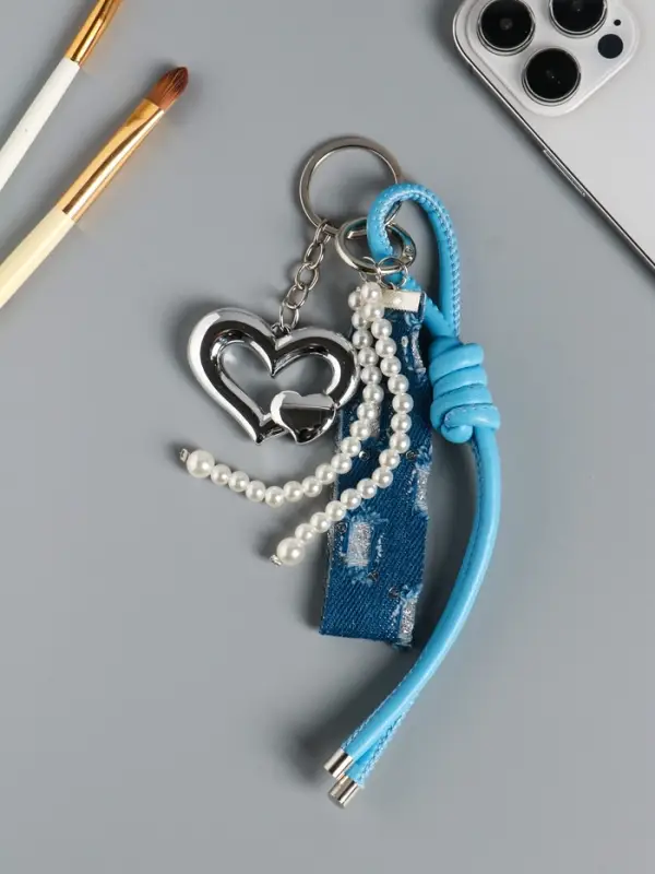 Брелок на карабине с джинс. ремешком Брелок на карабине с джинс. ремешком "Сердце и нить жемчуга" бусины d=0,5 см 18х4,8х2 см