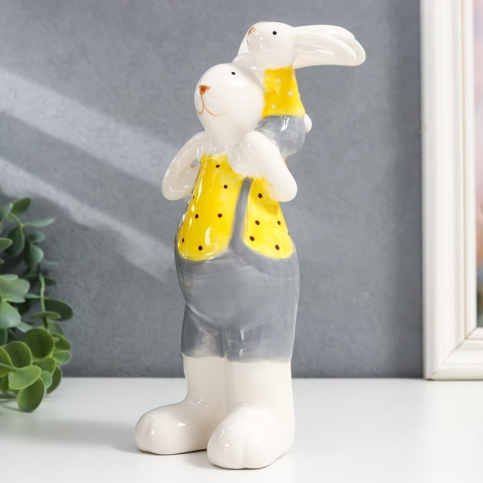 Сувенир керамика Сувенир керамика "Зайка на плечах у папы" жёлтый, 10х9,5х21 см