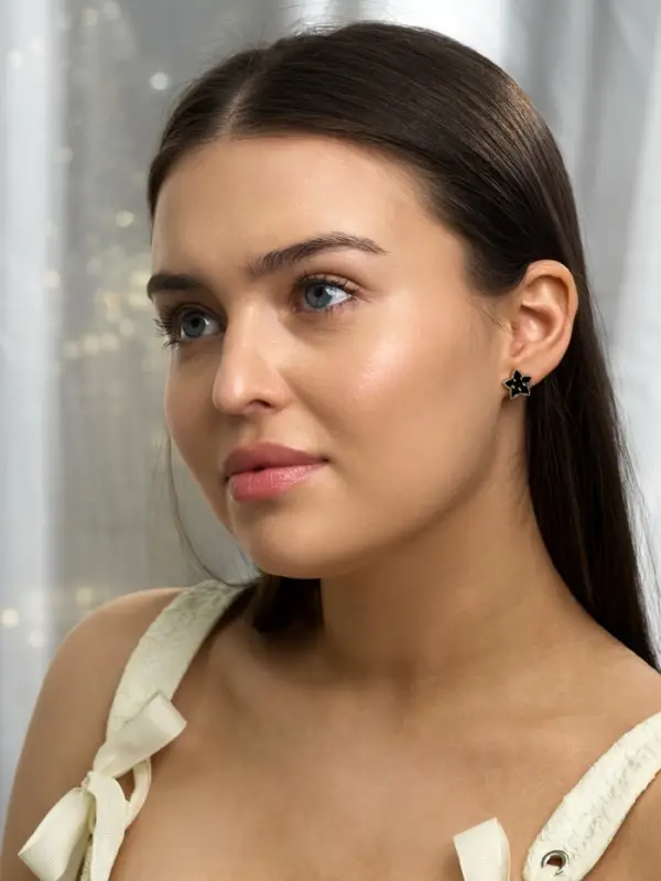 Серьги пусеты QF &laquo;Романтика&raquo;, 6 пар, цветочки, чёрно-белый в серебре