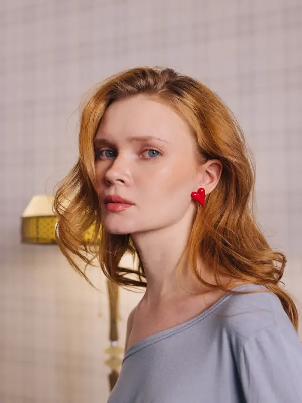 Серьги &laquo;Вытянутые сердечки&raquo;, красные в золоте