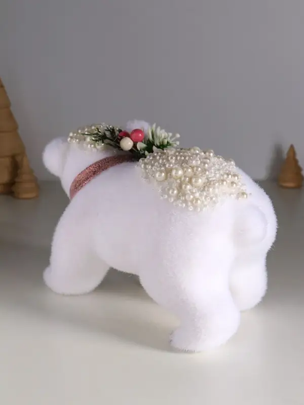 Декор "Белый мишка с еловым венком в бусинках" 13х23х13 см