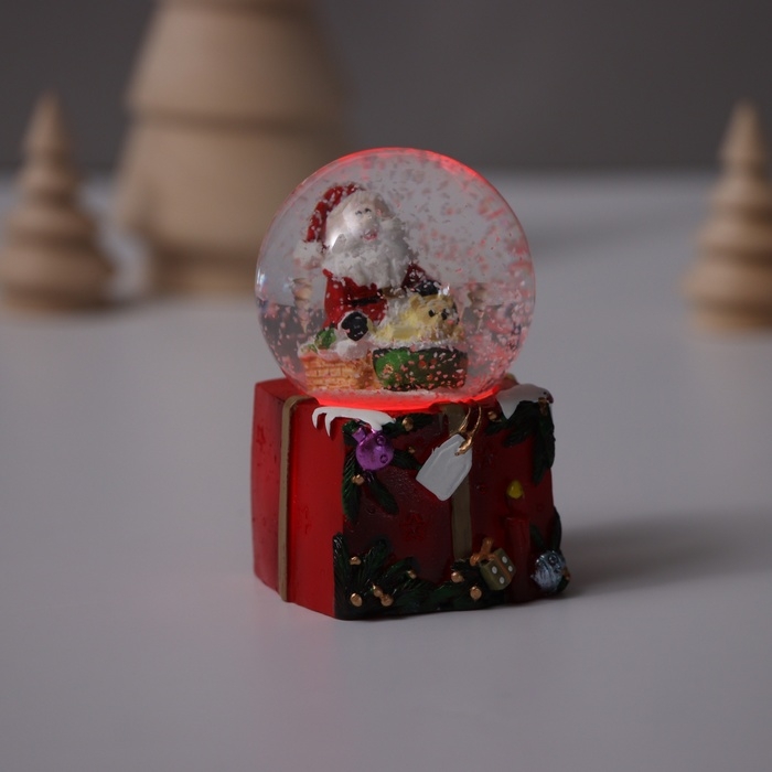 Сувенир полистоун водяной шар свет Сувенир полистоун водяной шар свет "Дед Мороз со списком подарков" МИКС 4,7х4,5х7 см