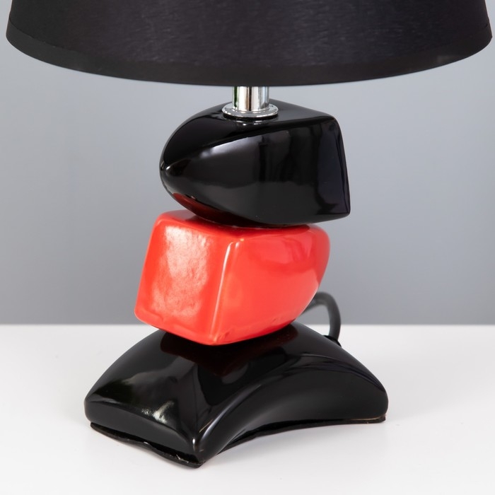 Настольная лампа Настольная лампа "Дасия" E14 40Вт черно-красный 18х18х29 см RISALUX
