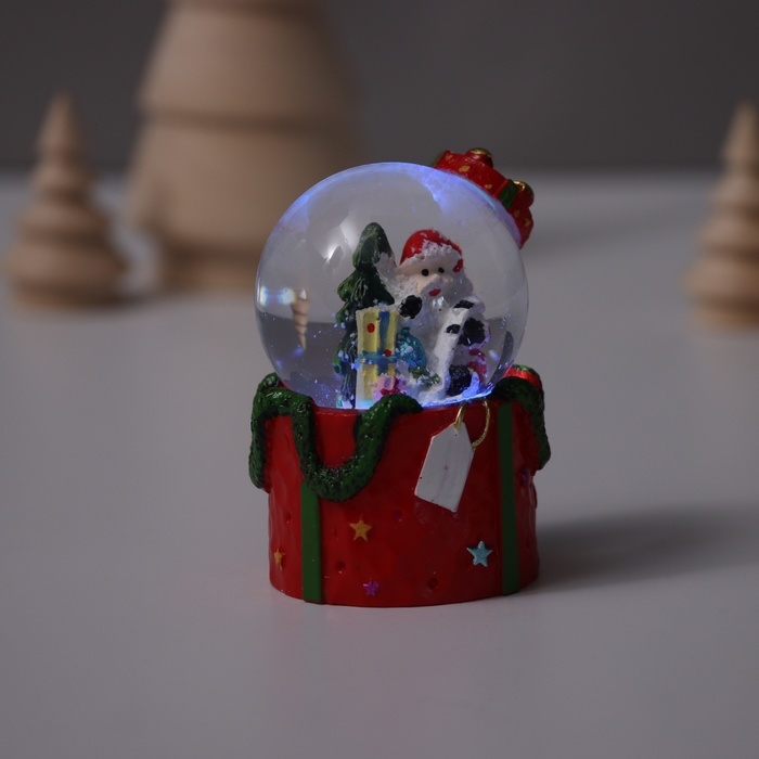 Сувенир полистоун водяной шар свет "Дед Мороз. Подарок" МИКС 4,5х4,5х7,5 см