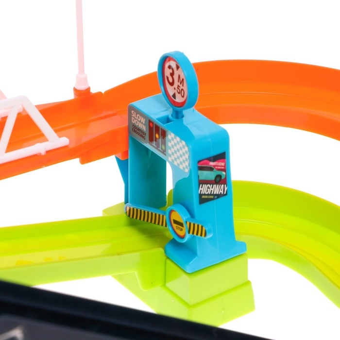 Парковка-автотрек «Город», с 4 машинами, свет и звук, работает от батареек Парковка-автотрек «Город», с 4 машинами, свет и звук, работает от батареек