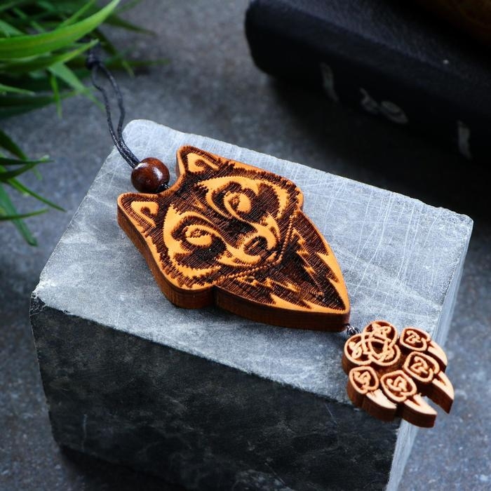 Подвеска Подвеска "Волк" тонированная, кедр, придаёт силы, помогает в карьере