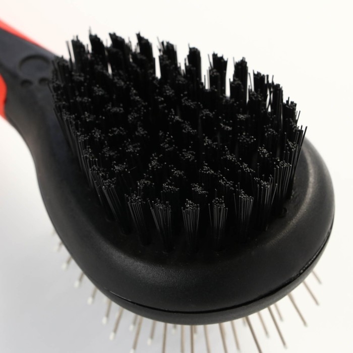 Щётка-расчёска двухсторонняя, 17,5 х 6,5 см, нескользящая ручка, чёрно-красная Щётка-расчёска двухсторонняя, 17,5 х 6,5 см, нескользящая ручка, чёрно-красная