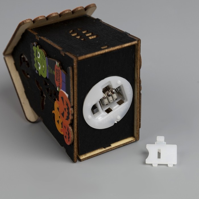 Светодиодная подвеска «Дом Франкенштейна» 7 × 9.5 × 6 см, пластик, батарейки LR1130х3 (в комплекте), свечение тёплое белое Светодиодная подвеска «Дом Франкенштейна» 7 × 9.5 × 6 см, пластик, батарейки LR1130х3 (в комплекте), свечение тёплое белое