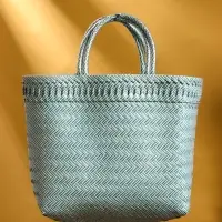 Сумка плетёная пластиковая 30х15х35 см, цв. бело-голубой Сумка плетёная пластиковая 30х15х35 см, цв. бело-голубой