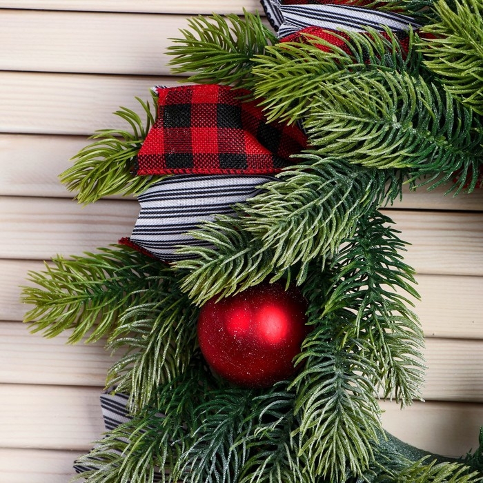 Венок новогодний d- 30 см  Венок новогодний d- 30 см "Уютная сказка" полосатые ленты шары