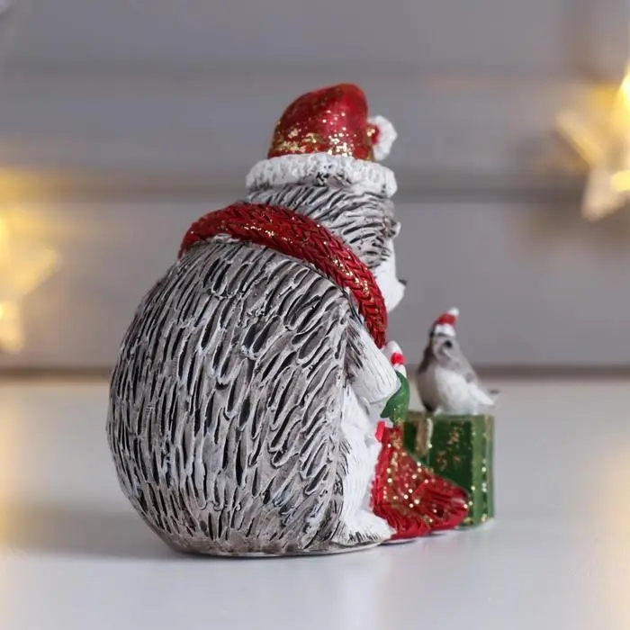 Сувенир полистоун  Сувенир полистоун "Ёжик в красном колпак и шарфе, с подарком и птичкой" беж 8,5х5х9,5 см