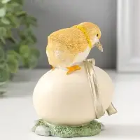 Сувенир полистоун "Цыплёнок завязывает подарочный бант на яйце" 11 см