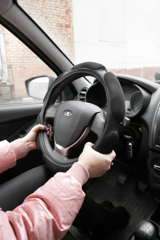 Спонжевая оплетка руля AVS SP-426S-B ( размер S, черный) - Серия "Sponge"