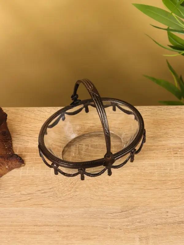 Стеклянная ваза с ручкой «Богемия», 14.5×13.5×11.5 см, стекло, латунь Стеклянная ваза с ручкой «Богемия», 14.5×13.5×11.5 см, стекло, латунь