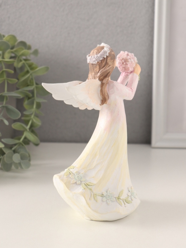 Сувенир полистоун "Девушка-ангел в нежно-розовом платье, с букетом незабудок" 10х6,5х16 см   1058331
