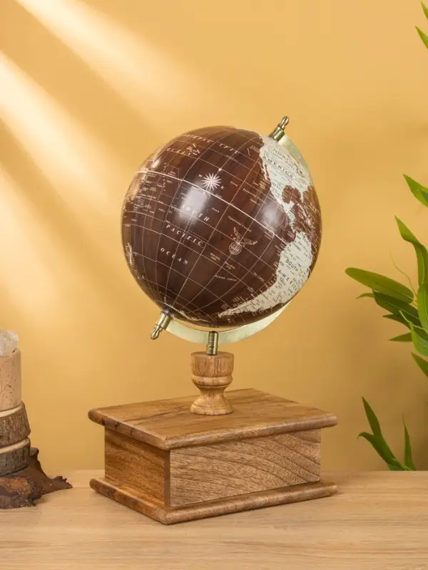 Глобус сувенирный 23х20х39 см, подставка дерево Глобус сувенирный 23х20х39 см, подставка дерево